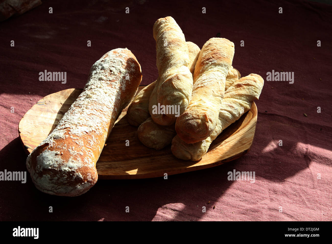 Sourdough Bread Sticks en una placa de madera Foto de stock