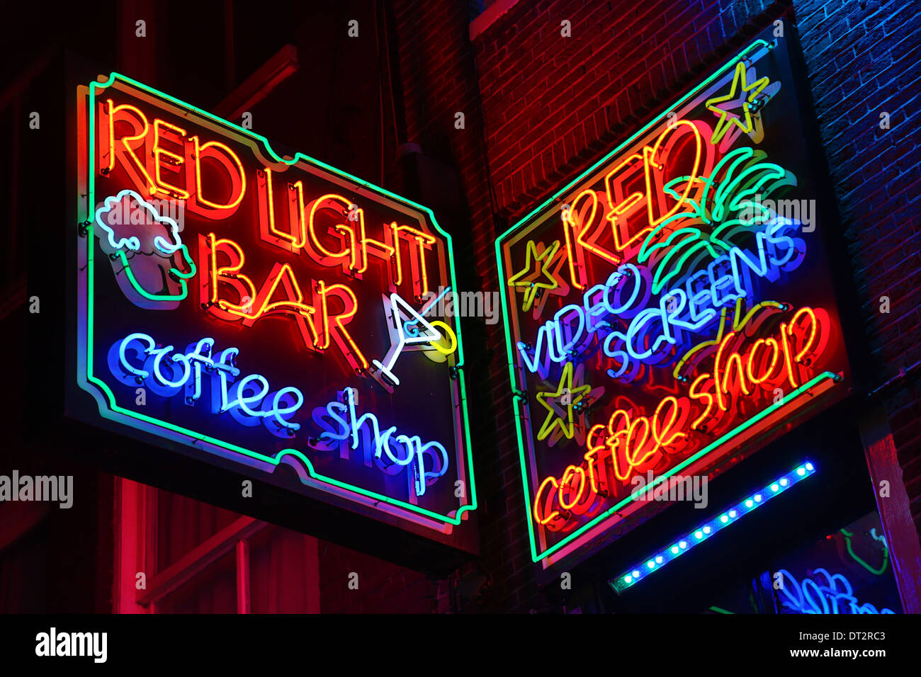 Las luces de neón de la luz roja Bar Cafetería donde tomar y fumar drogas  como la marihuana es legal en el distrito de la luz roja en Fotografía de  stock -
