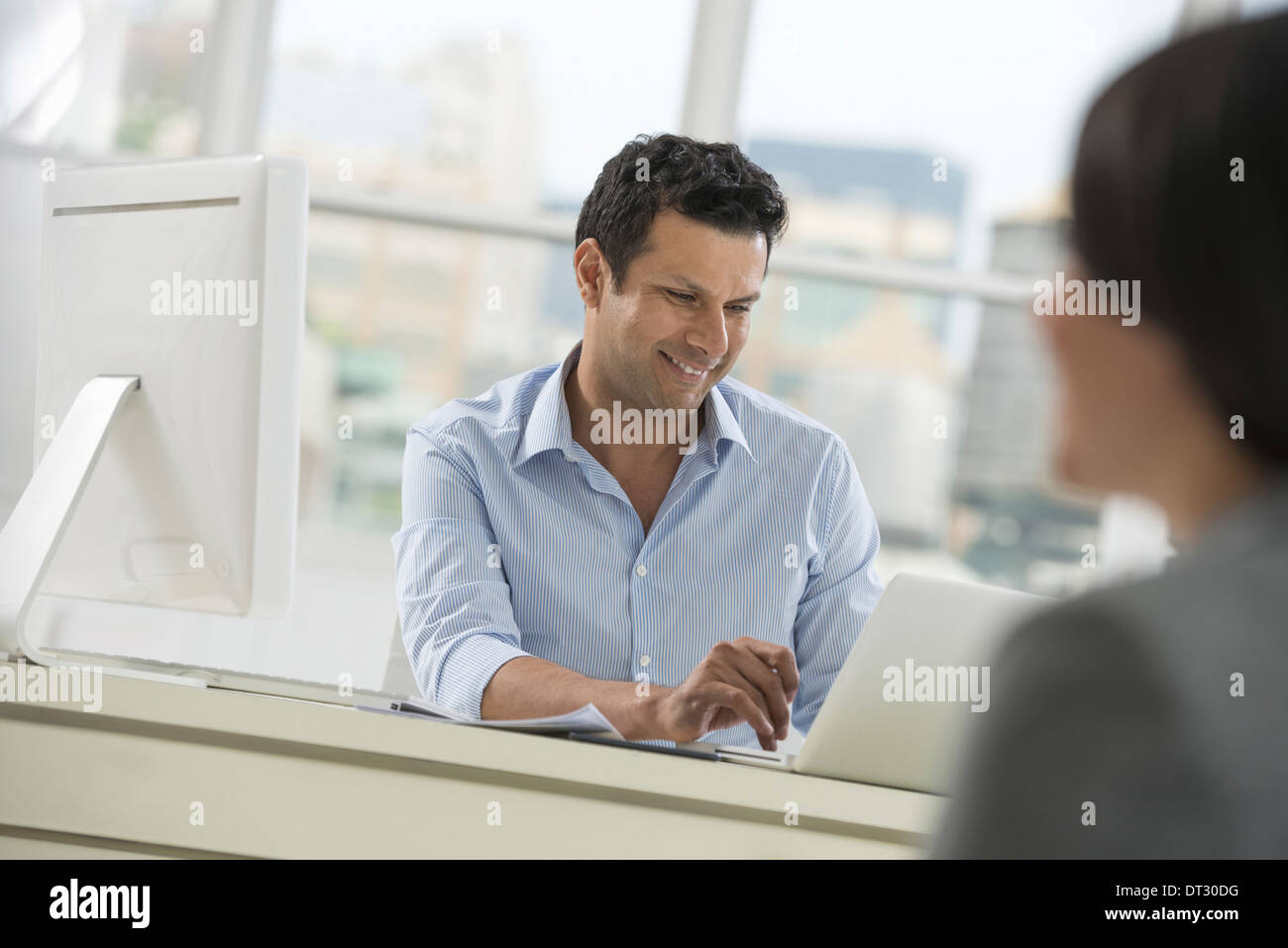 Un hombre y una mujer sentados en una mesa hablando Foto & Imagen De Stock:  66449084 - Alamy
