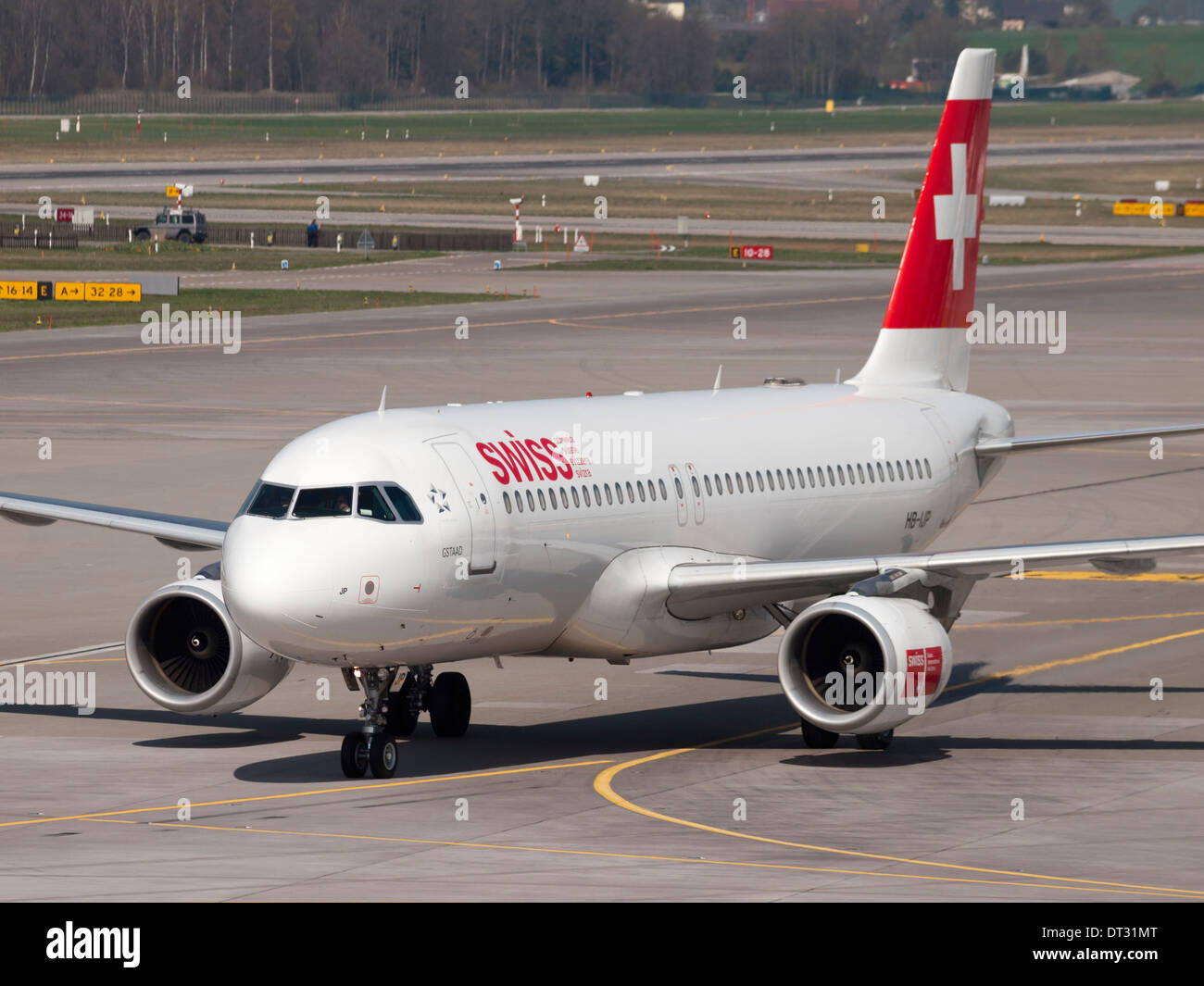 Un avión de pasajeros de Airbus de Swiss International Airlines se está acercando a la puerta en el aeropuerto internacional de Zurich Kloten. Foto de stock