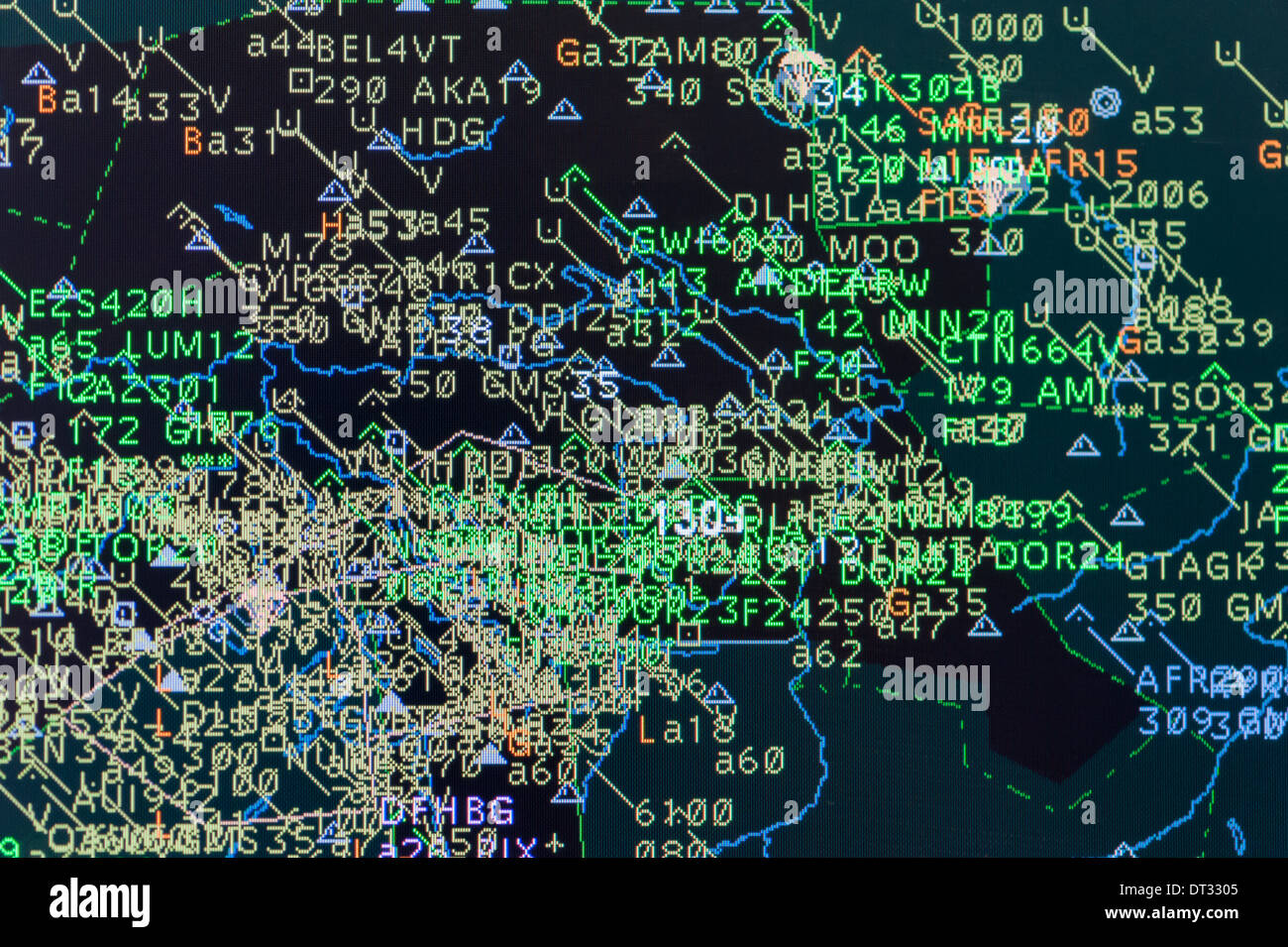Los monitores de ordenador en el centro de control de tráfico aéreo de 'Skyguide' muestra las rutas de vuelo de aeronaves en el espacio aéreo ocupado de Suiza. Foto de stock