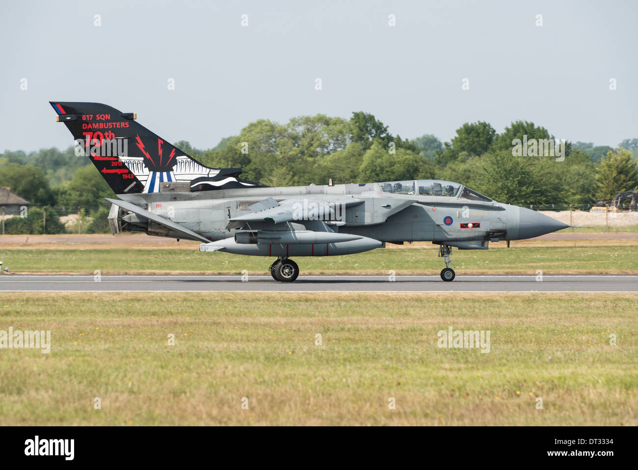 Panavia Tornado GR4 de la Royal Air Force, el Escuadrón 617 de la RAF Dambusters,tierras después de tomar parte en una mosca en el pasado 2013 RIAT Foto de stock