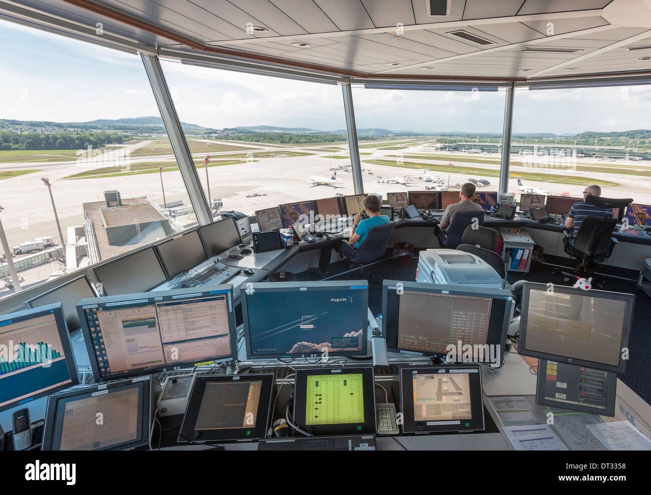 Controladores de tráfico aéreo en la torre de control del aeropuerto internacional de Zúrich Kloten/están supervisando el aeródromo del aeropuerto. Foto de stock