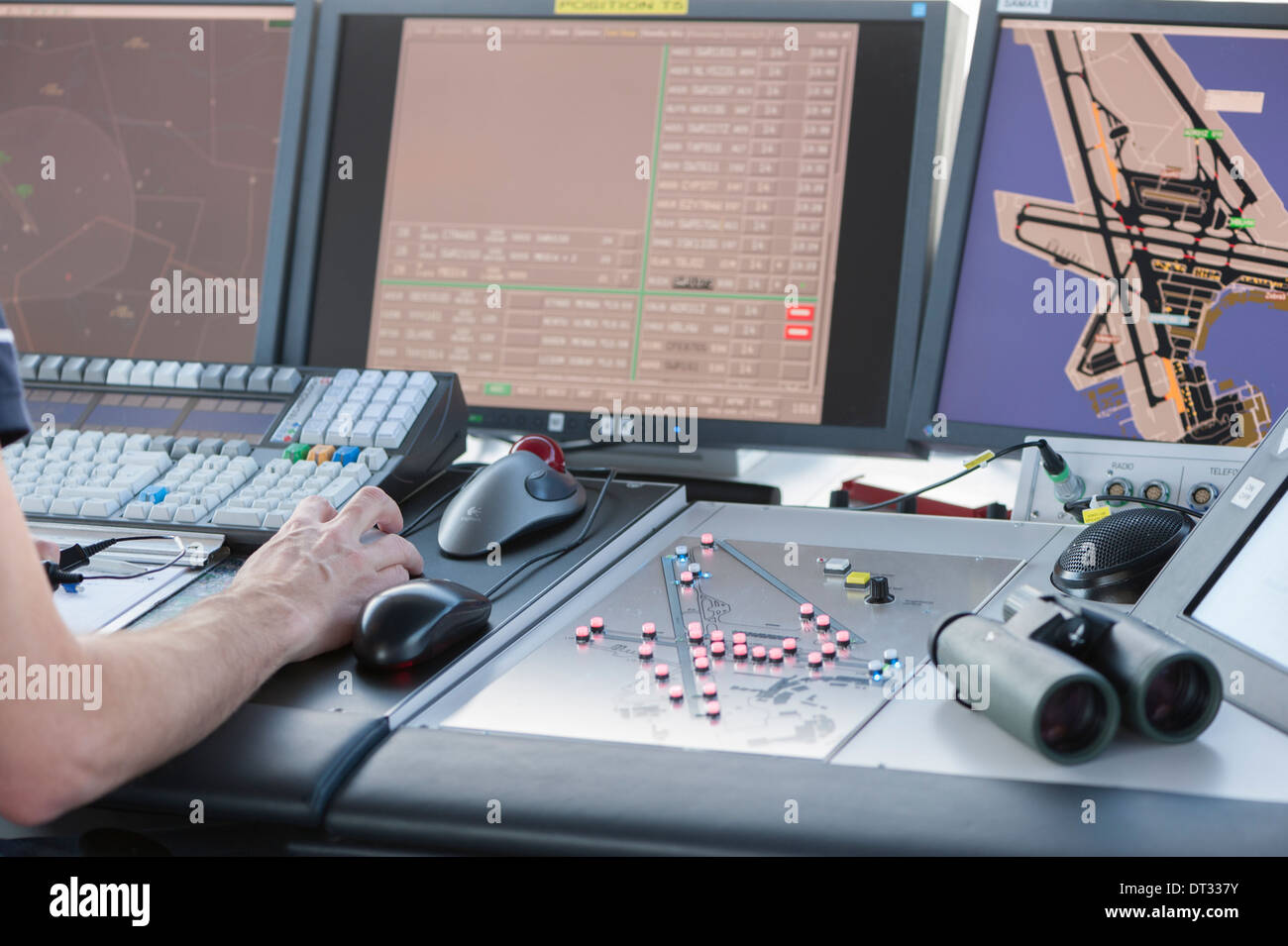 Las pantallas de control en la torre de control del aeropuerto internacional de Zúrich mostrar tres pistas de aterrizaje del aeropuerto y tierra de tráfico. Foto de stock