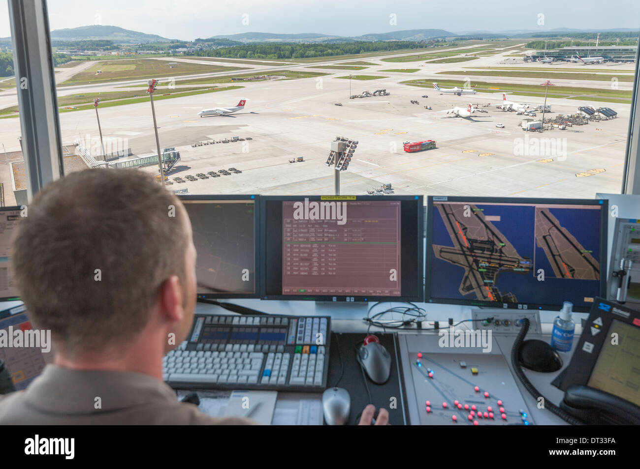 Un controlador de tráfico aéreo en la torre de control del aeropuerto internacional de Zúrich Kloten/está supervisando el aeródromo del aeropuerto. Foto de stock