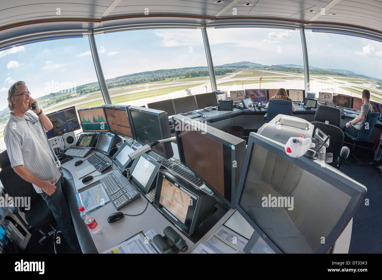 Controladores de tráfico aéreo en la torre de control del aeropuerto internacional de Zúrich Kloten/están supervisando el aeródromo del aeropuerto. Foto de stock