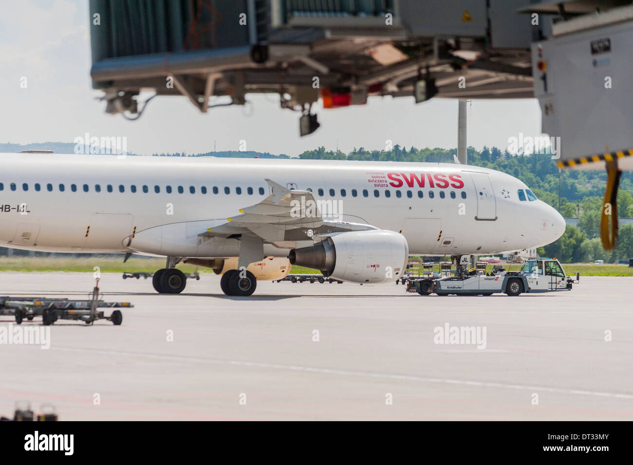 Un avión Airbus de Swiss International Airlines está tirado en la pista de aterrizaje en el aeropuerto internacional de Zurich Foto de stock