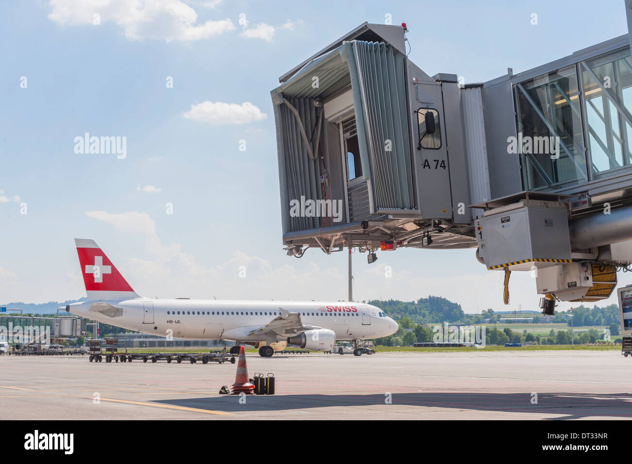 Un avión Airbus de Swiss International Airlines está tirado en la pista de aterrizaje en el aeropuerto internacional de Zurich Foto de stock