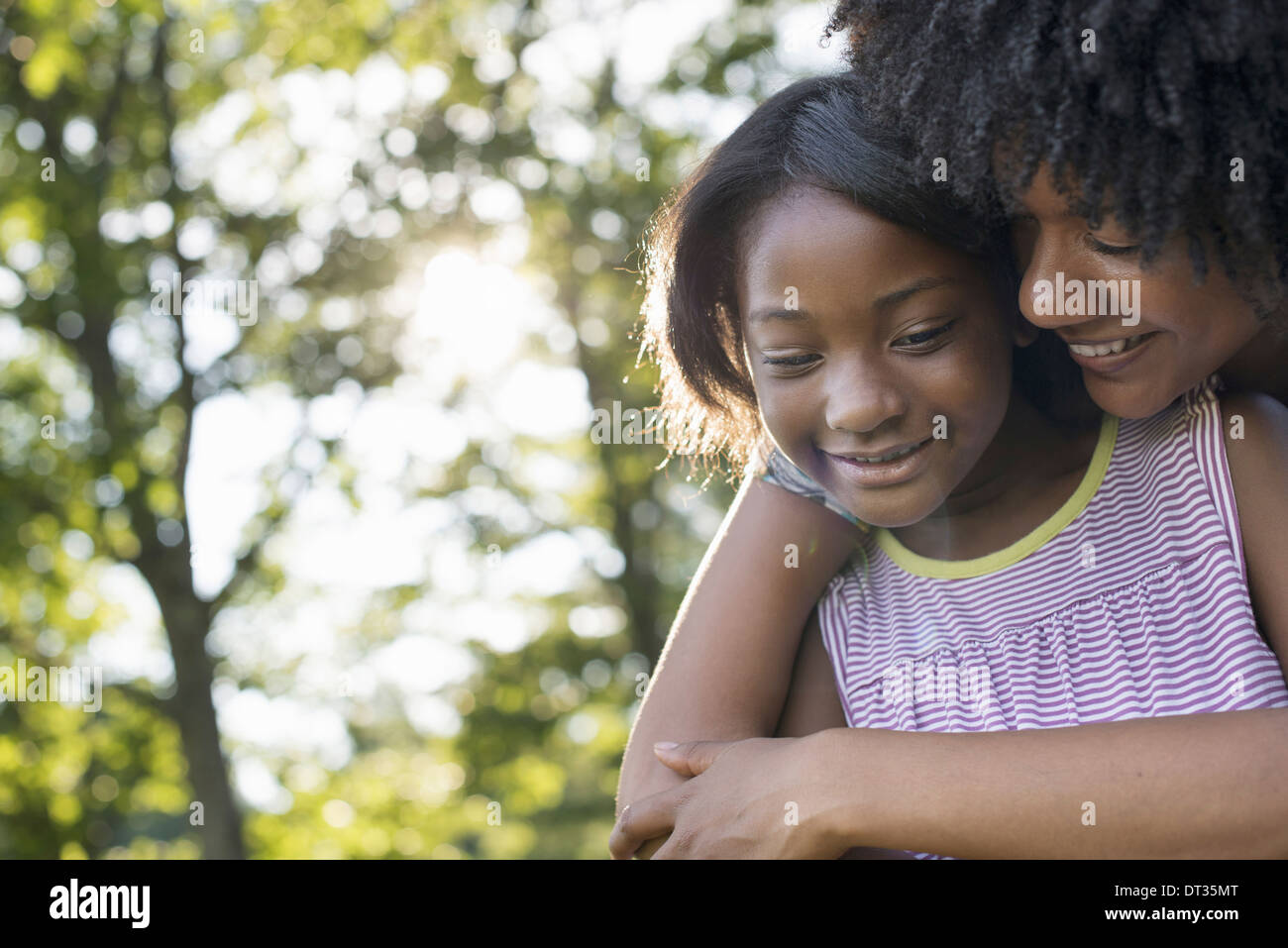 Una mujer joven y un niño abrazando Foto de stock