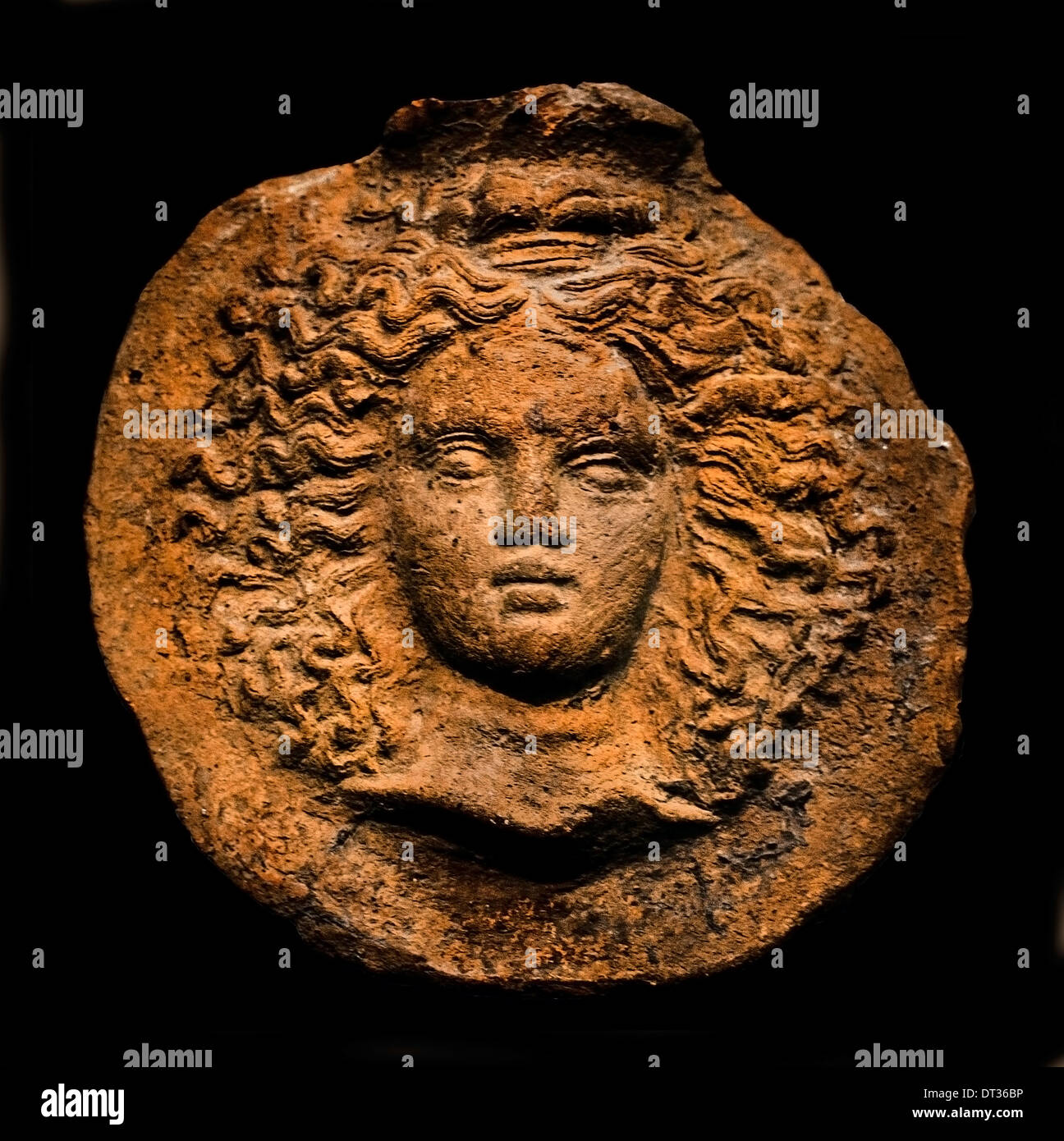 Impresión de un medallón de espejo (la cabeza de una mujer joven) 400 BC terracota Grecia griego Foto de stock