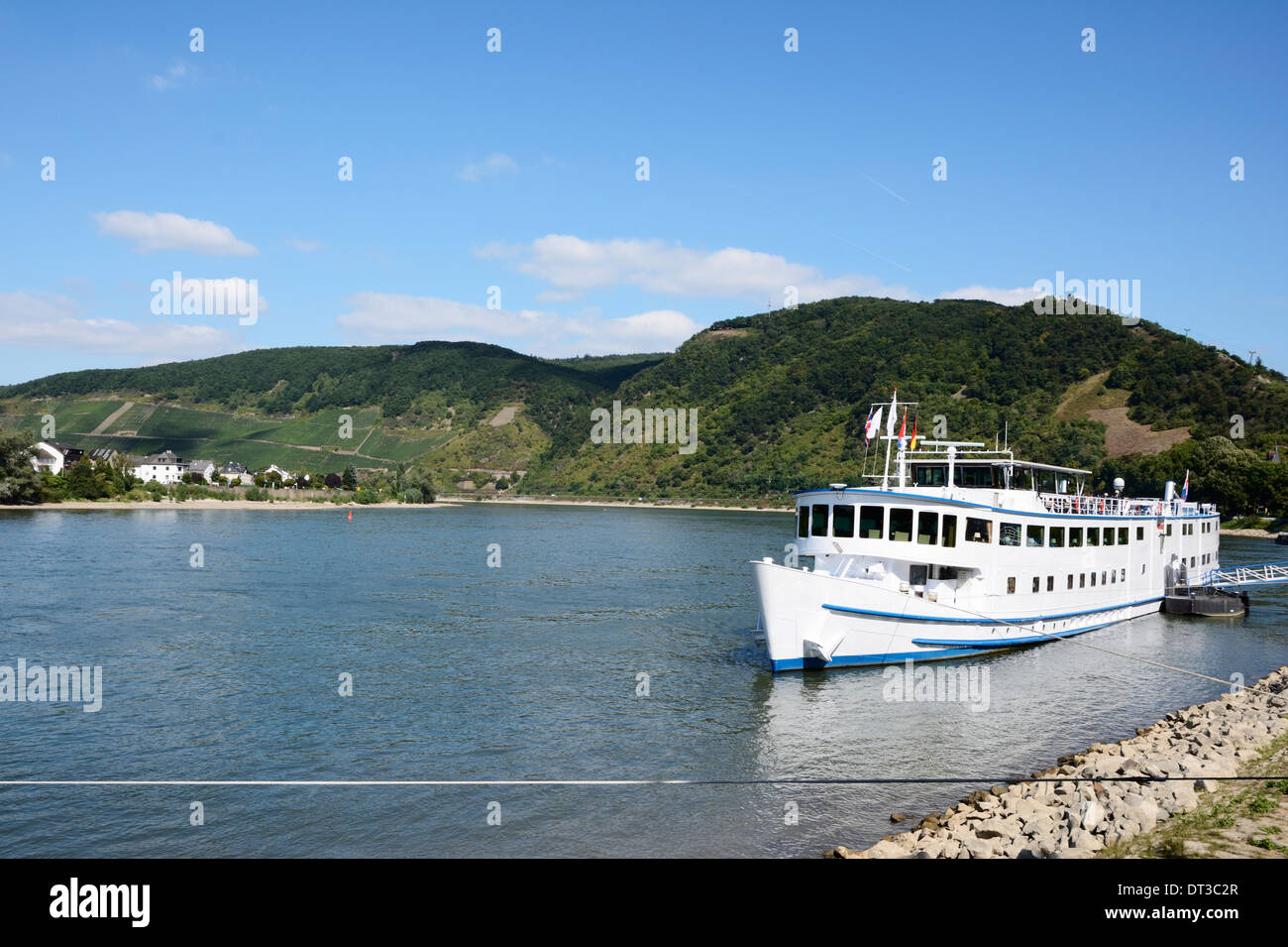 Viaje de ida y vuelta en barco El puerto en el río Rin en Alemania Foto de stock