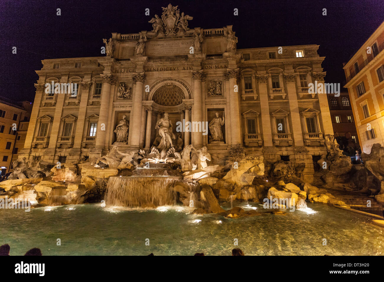 Fontana di Trevi de noche, Roma, Italia. Foto de stock