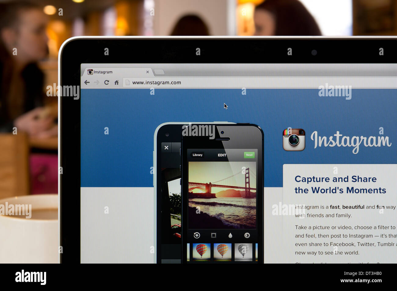 El sitio web de Instagram rodada en un ambiente de cafetería (sólo para uso editorial: -print, televisión, e-book editorial y sitio web). Foto de stock