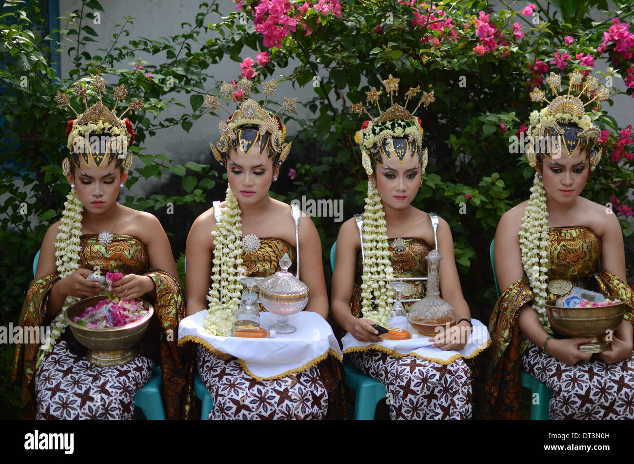 KEDIRI, Java Oriental, Indonesia - 2013/11/12: un número de chicas que sirvió para traer ofrendas a sus ancestros de licor en la tumba de Prabu Foto de stock