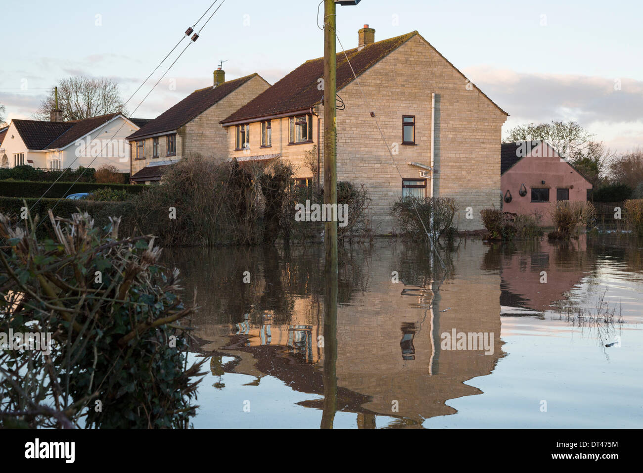 East Lyng, Somerset, Reino Unido. El 7 de febrero de 2014. Las fuertes inundaciones en el municipio de East Lyng el 7 de febrero de 2014. El agua de los ríos Parrett y el tono se desbordaron e inundaron 65 millas cuadradas de tierras incluidas varias aldeas. Alerta de una severa inundación permanece en la zona entre Lyng y Burrowbridge donde hay peligro para la vida. El agua está aumentando rápidamente en la aldea y ha comenzado a inundar algunas casas. Algunos residentes han pedido a evacuar pero han decidido quedarse. Crédito: Nick Cable/Alamy Live News Foto de stock