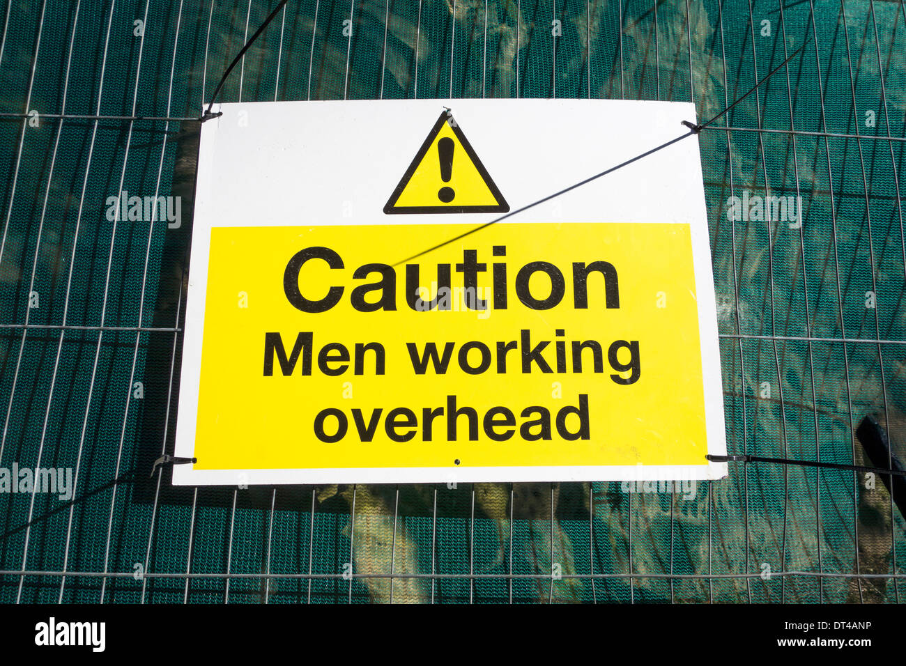 Un signo de advertencia de salud y seguridad para las reparaciones del techo sobre la propiedad en el Reino Unido. Foto de stock