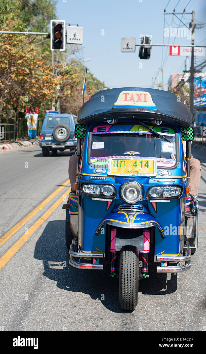 Taxi tuk-tuk conduciendo a lo largo de la carretera de Chiang Mai, al norte de Tailandia. Foto de stock