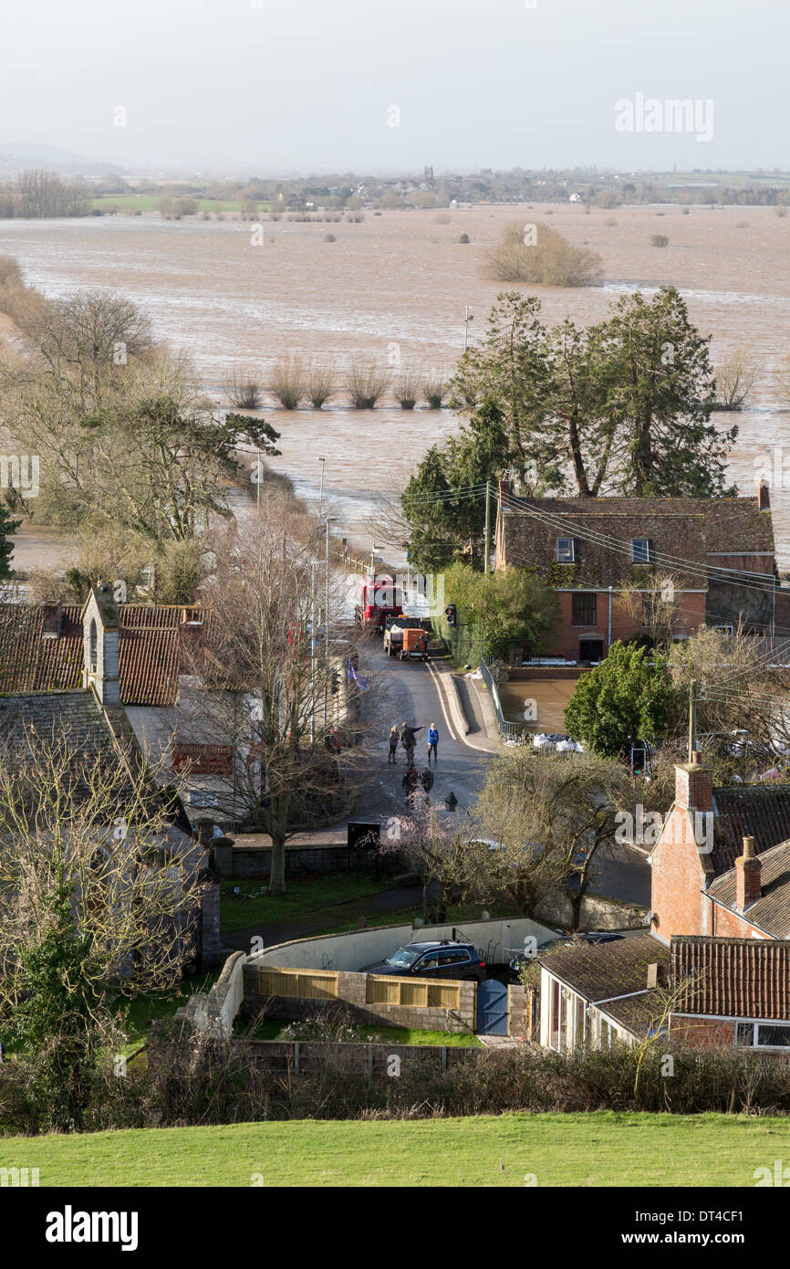 Burrowbridge, Somerset, Reino Unido. El 8 de febrero de 2014. La aldea de Burrowbridge en Somerset, el 8 de febrero de 2014 rodeado por el agua de la inundación como se ve desde la parte superior de la madriguera Mump. Debido a la gran precipitación, el Río Parrett ha sido incapaz de hacer frente al volumen de agua y ha inundado tierras cercanas y la carretera principal A361 a Taunton ha estado cerrada durante siete semanas. Una alerta de inundaciones graves, lo que significa la vida puede estar en riesgo permanece en su lugar y muchos ocupantes han dicho a evacuar. Crédito: Nick Cable/Alamy Live News Foto de stock