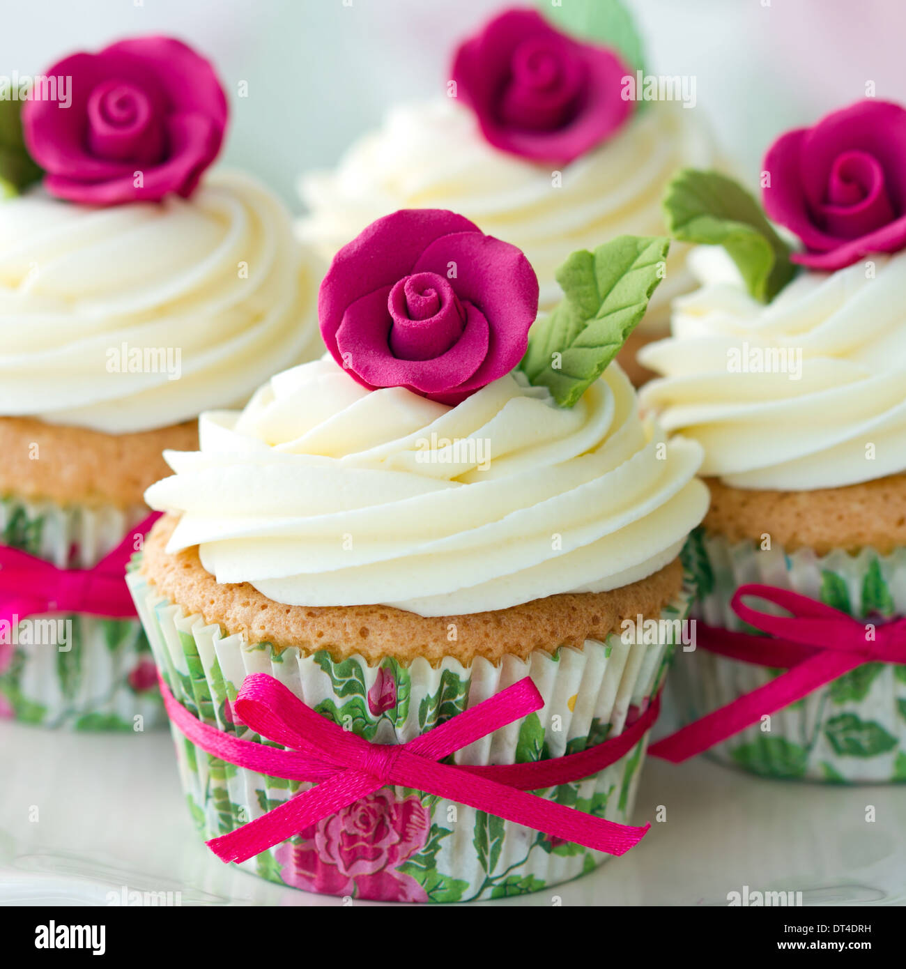 Cupcakes decorados con azúcar rosa rosas Fotografía de stock - Alamy