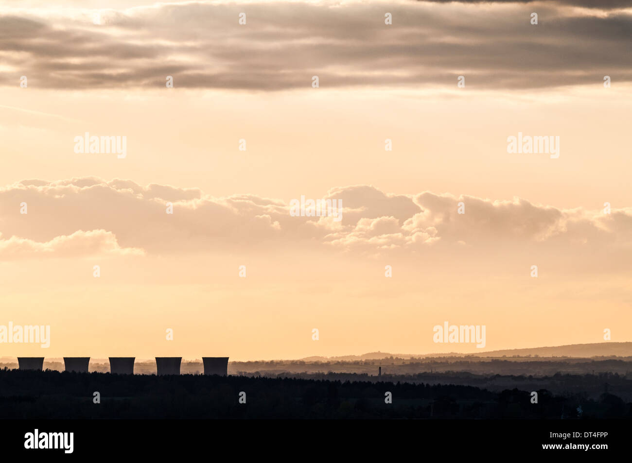 Skyscape de luz del atardecer en el borde del distrito de los picos con 5 torres de refrigeración central eléctrica en desuso en primer plano. Foto de stock