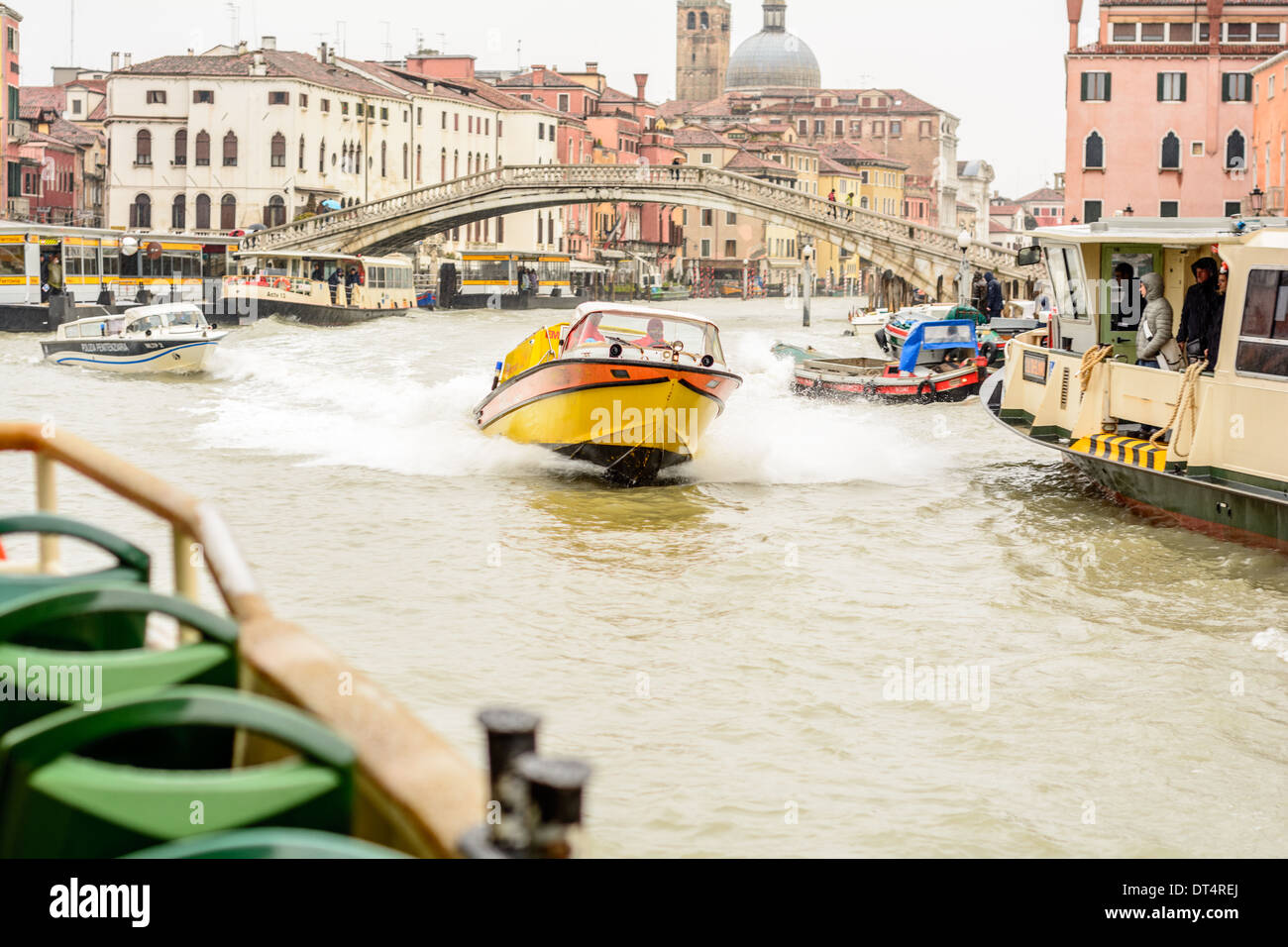 Venecia, Italia. Lancha ambulancia de Venezia Emergenza de turno en el Gran Canal, el Canal Grande. Foto de stock