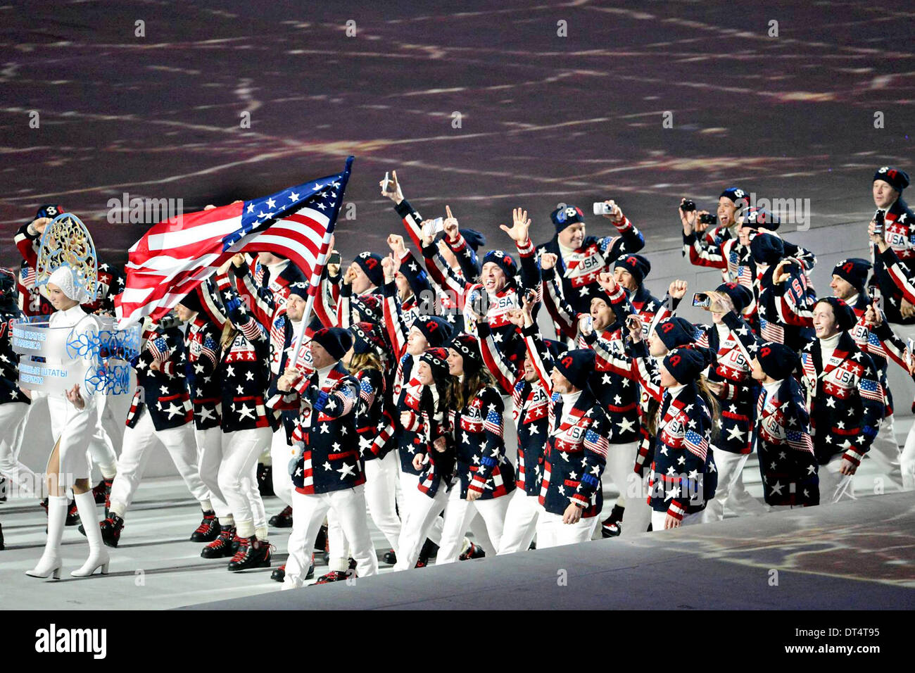 Nosotros equipo Olímpico de invierno marchas en el Fisht Estadio Olímpico durante la ceremonia de apertura de los Juegos Olímpicos de Invierno de 2014 de Sochi en el Parque Olímpico, el 7 de febrero de 2014 en Sochi, Rusia. Foto de stock