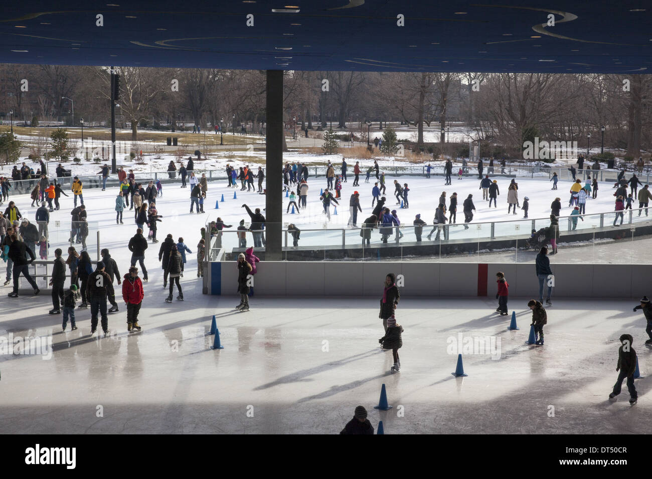 Los patinadores sobre hielo disfrute de un día en la pista de patinaje en Prospect Park, Brooklyn, NY. Foto de stock