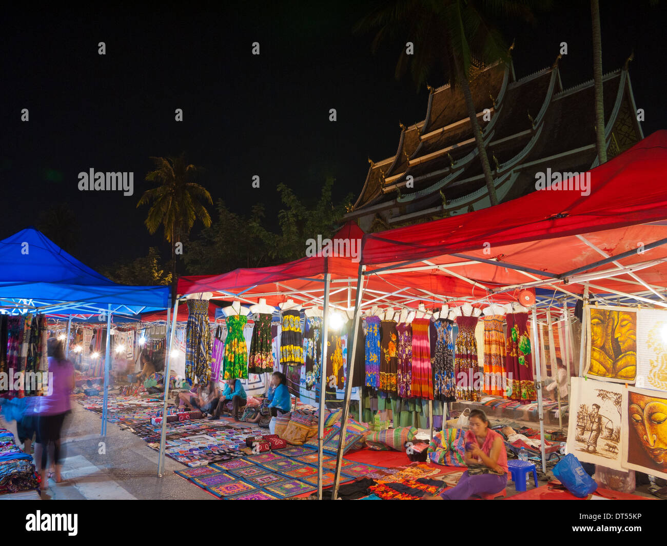 Una vista de la mercancía y recuerdos a la venta en el mercado de la noche en Luang Prabang, Laos. Foto de stock