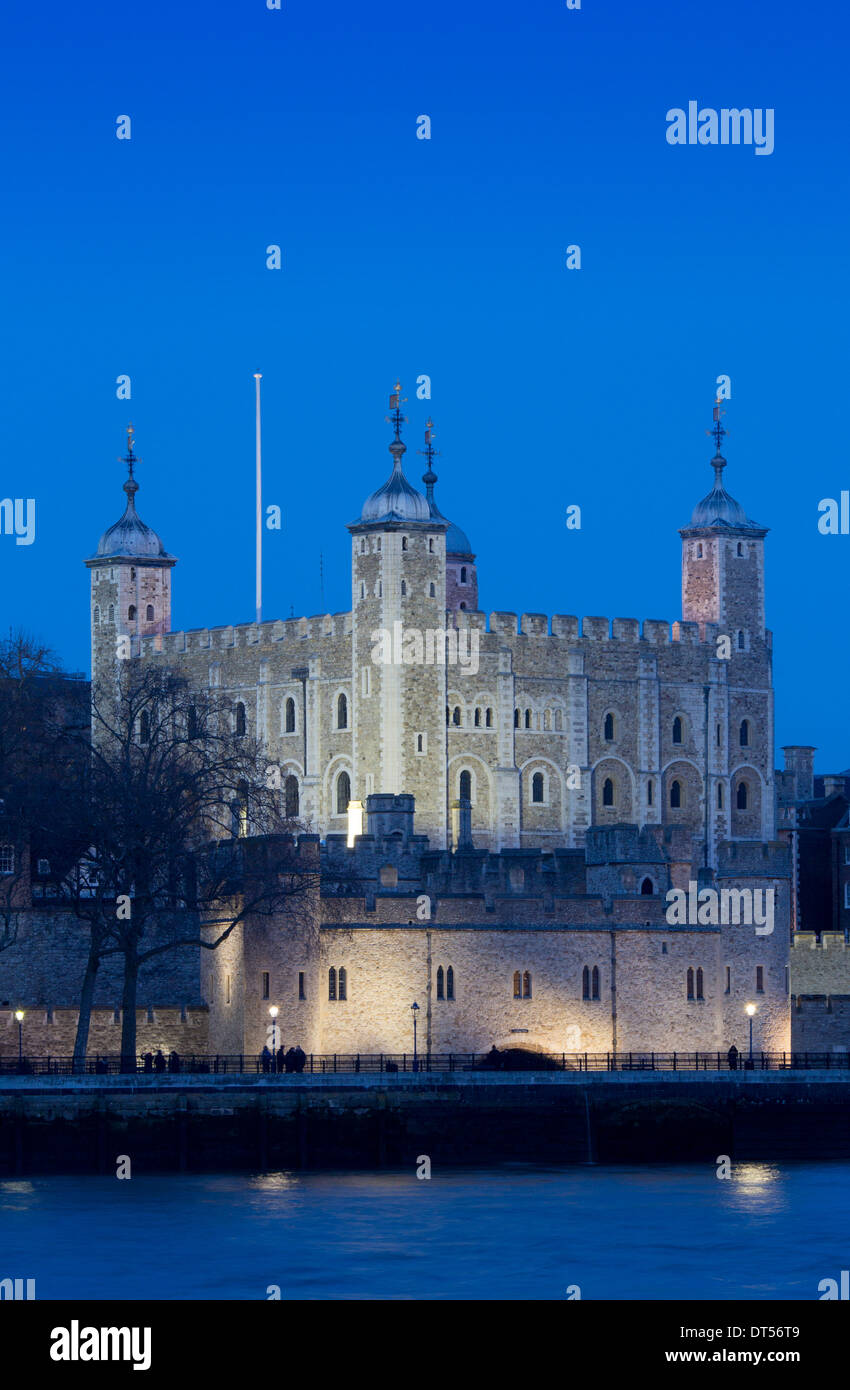 Torre de Londres Torre Blanca en la noche crepúsculo atardecer atardecer Ciudad de Londres, Inglaterra Foto de stock