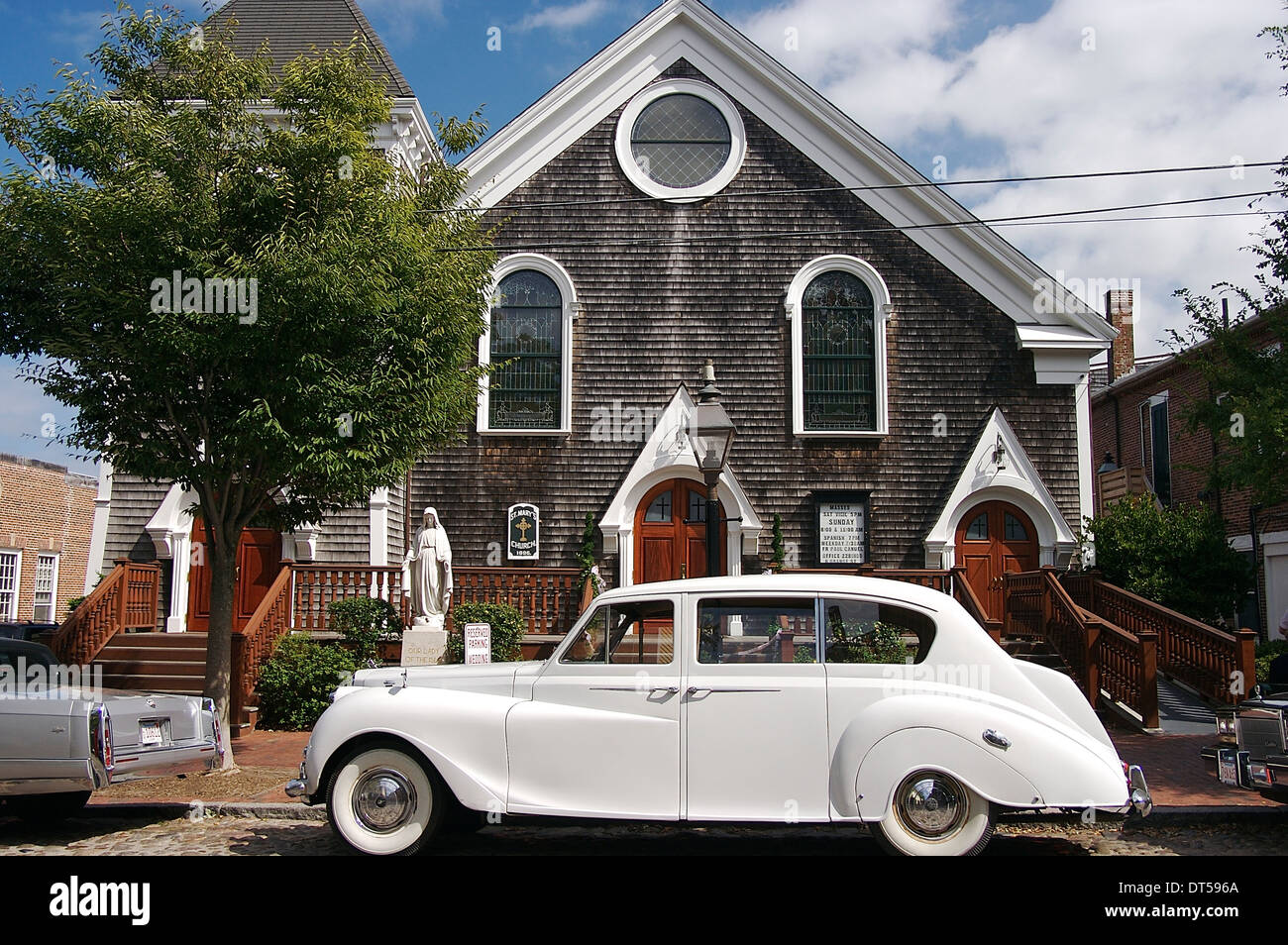 Un clásico coche blanco fuera una iglesia shingled en Nantucket, Massachusetts Foto de stock