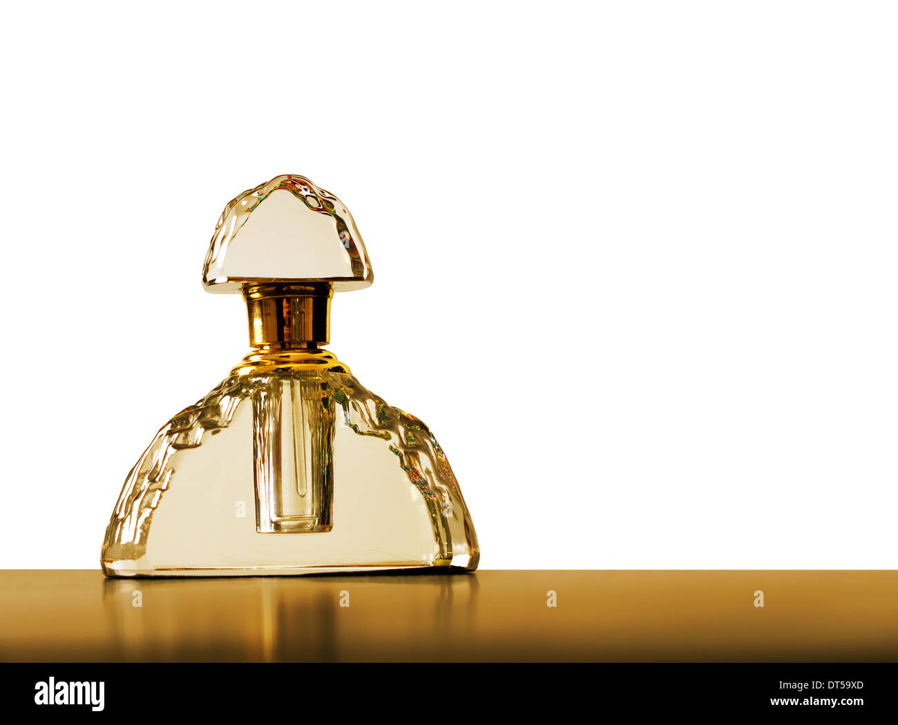 Frasco de perfume de oro, fondo blanco. Foto de stock