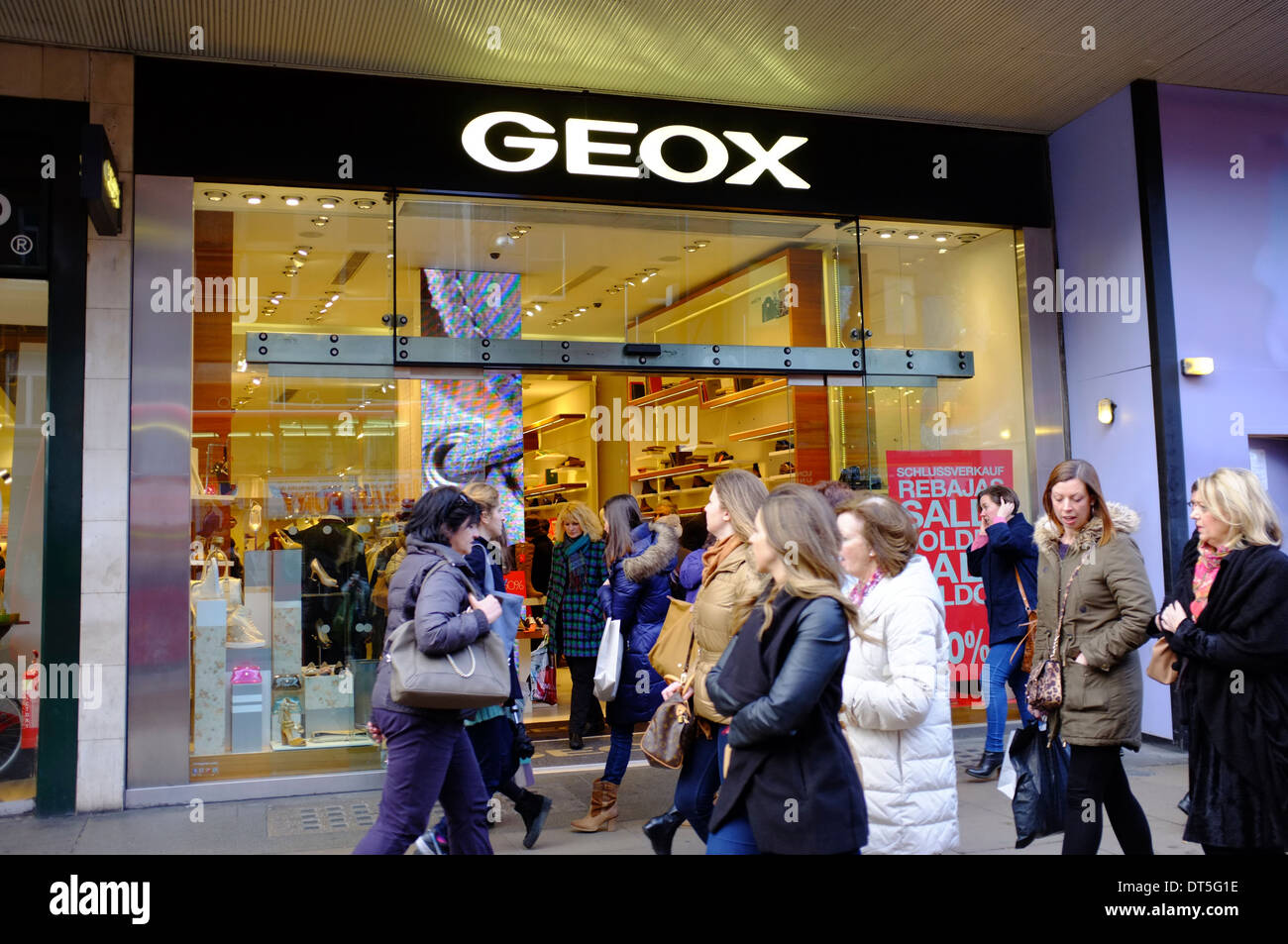Subvención George Eliot Desventaja Geox store fotografías e imágenes de alta resolución - Alamy