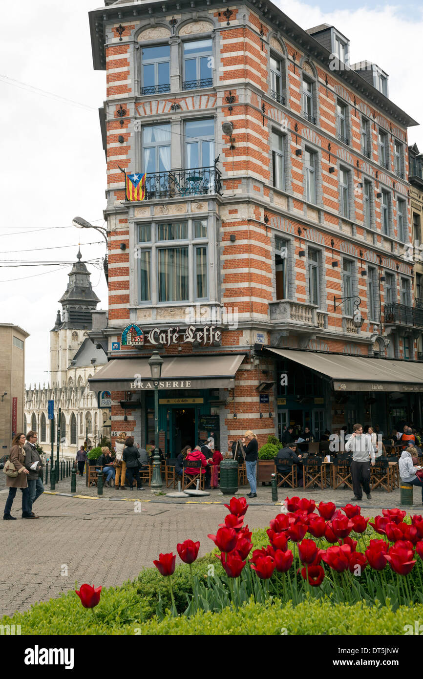 Brasserie en Bruselas con los tulipanes crecen en una rotonda. Foto de stock