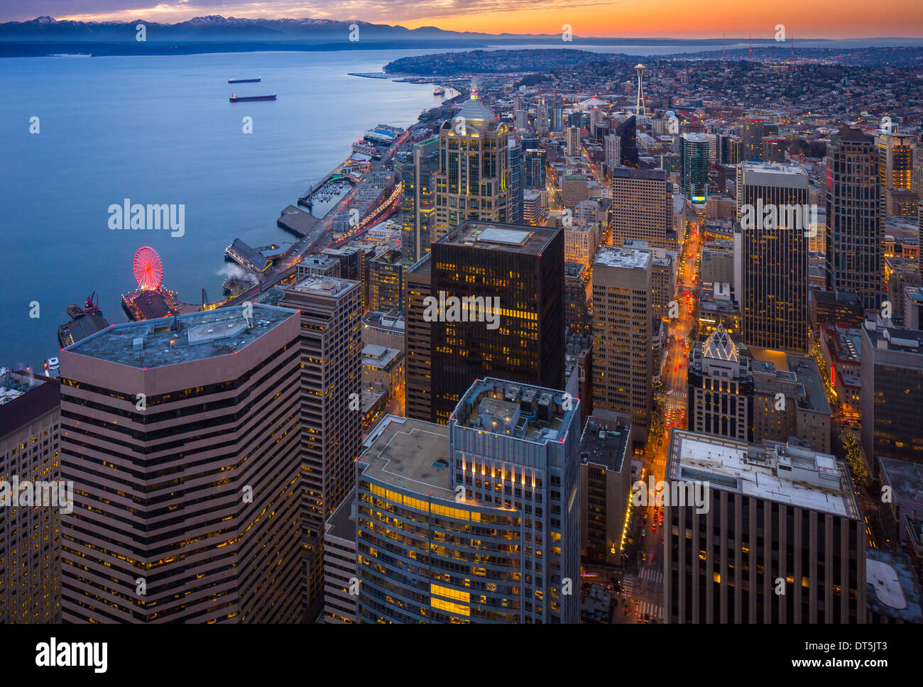 Seattle downtown con Elliot Bay y distante de la cordillera montañosa olímpica visto desde arriba Foto de stock