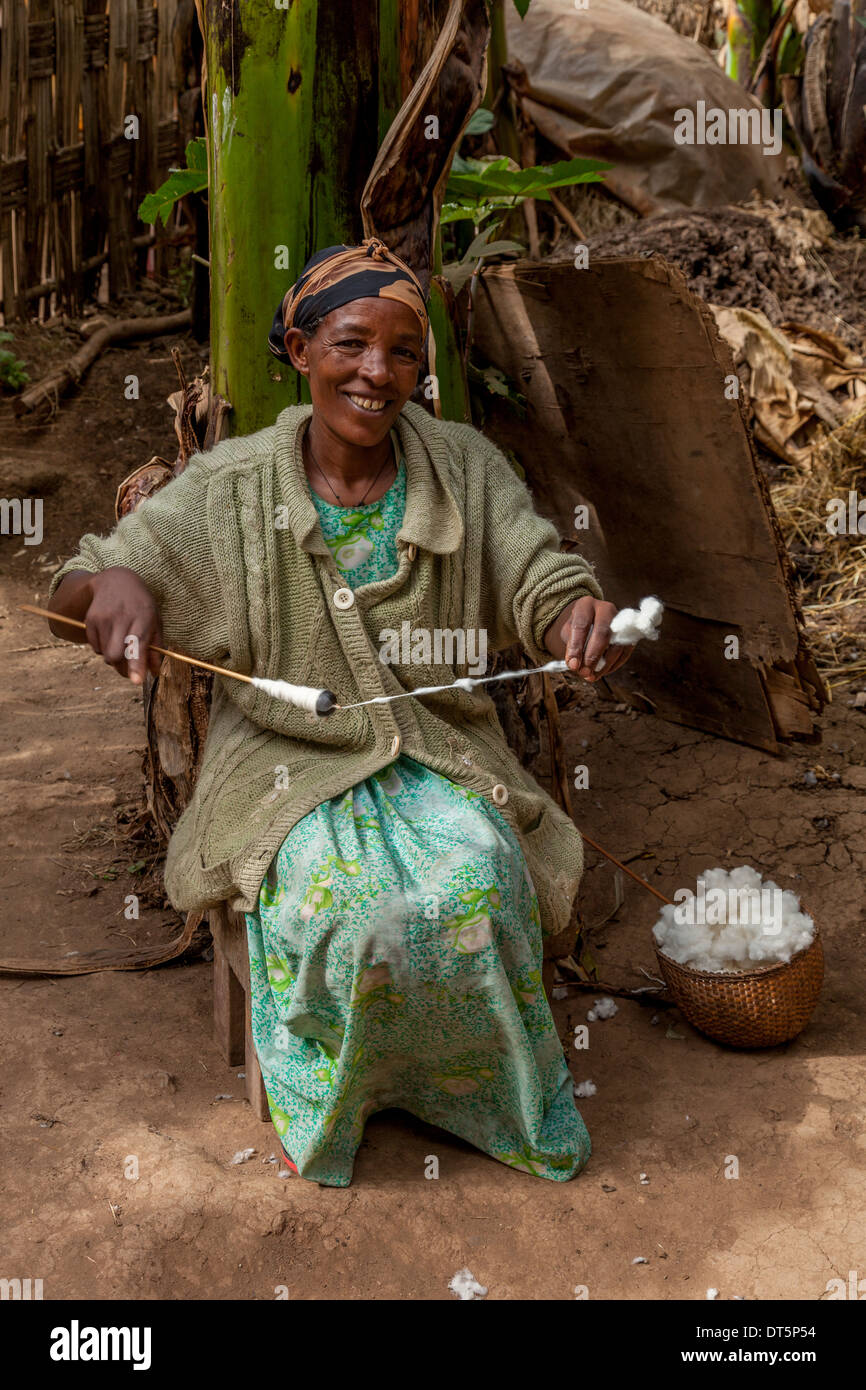 Mujer Dorze hilado de algodón, Hayzo Village, Arba Minch, Etiopía Foto de stock