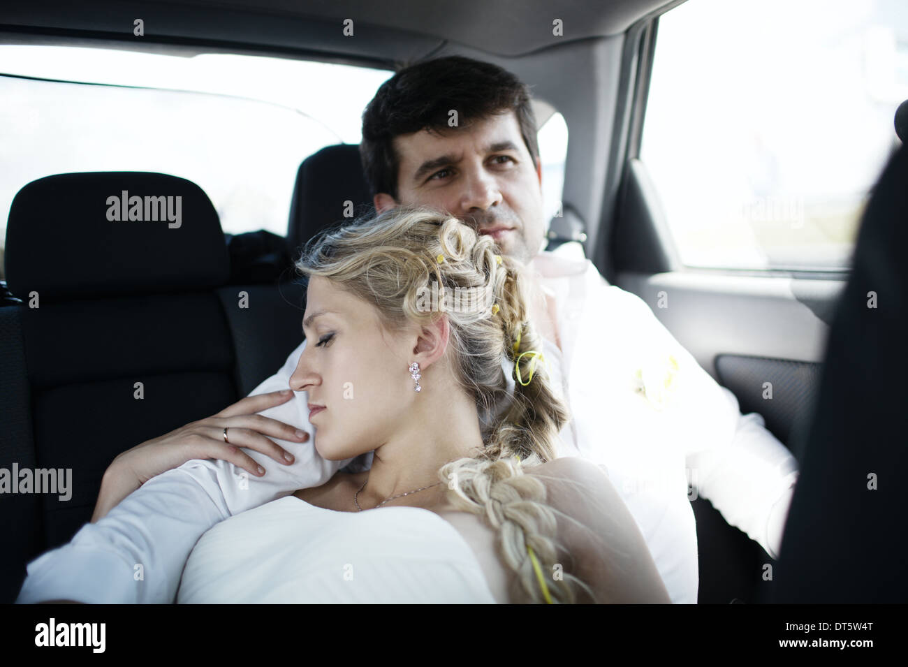 Mujer durmiendo en su hombro maridos Foto de stock