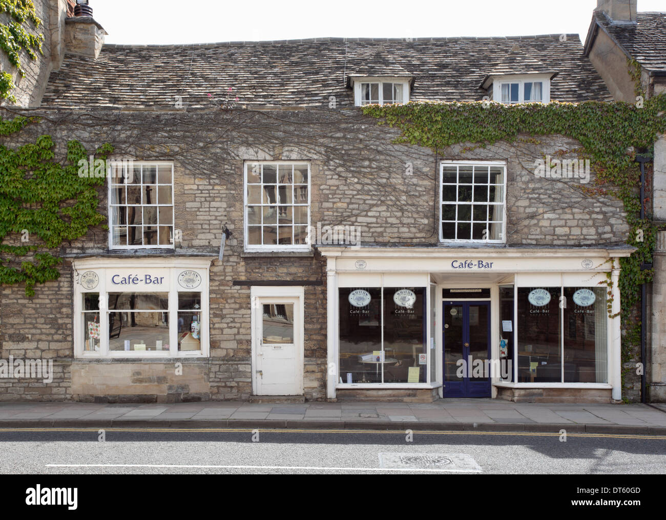 Smiths en el número 4, un cafe en Oundle. Northamptonshire. Inglaterra. En el Reino Unido. Foto de stock