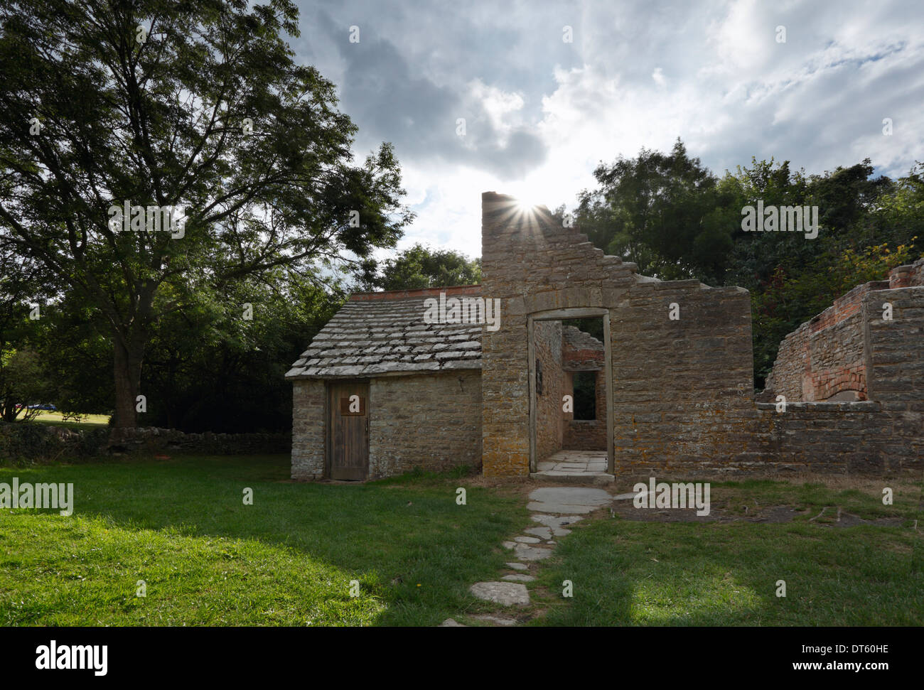 Ruinas de casas en la fila de la oficina de correos, Tyneham aldea desierta. Dorset. Inglaterra. En el Reino Unido. Foto de stock
