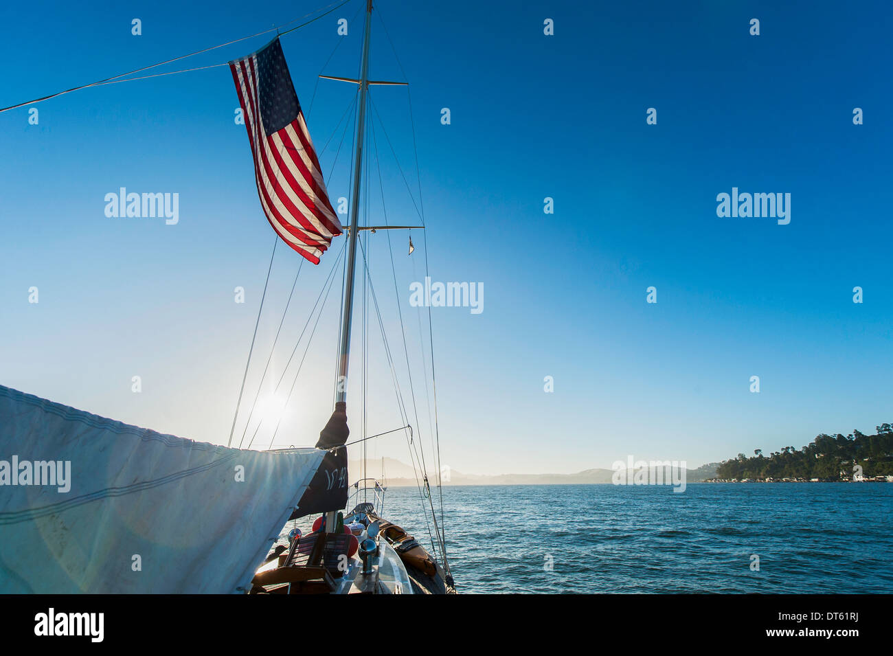 Yate y la bandera americana, Sausalito, California, EE.UU. Foto de stock