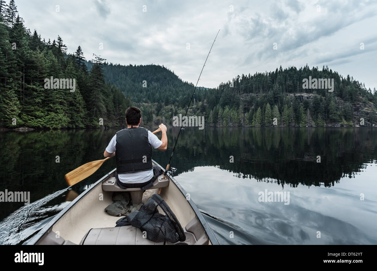 Joven, pesca Buntzen Lake, British Columbia, Canadá Foto de stock
