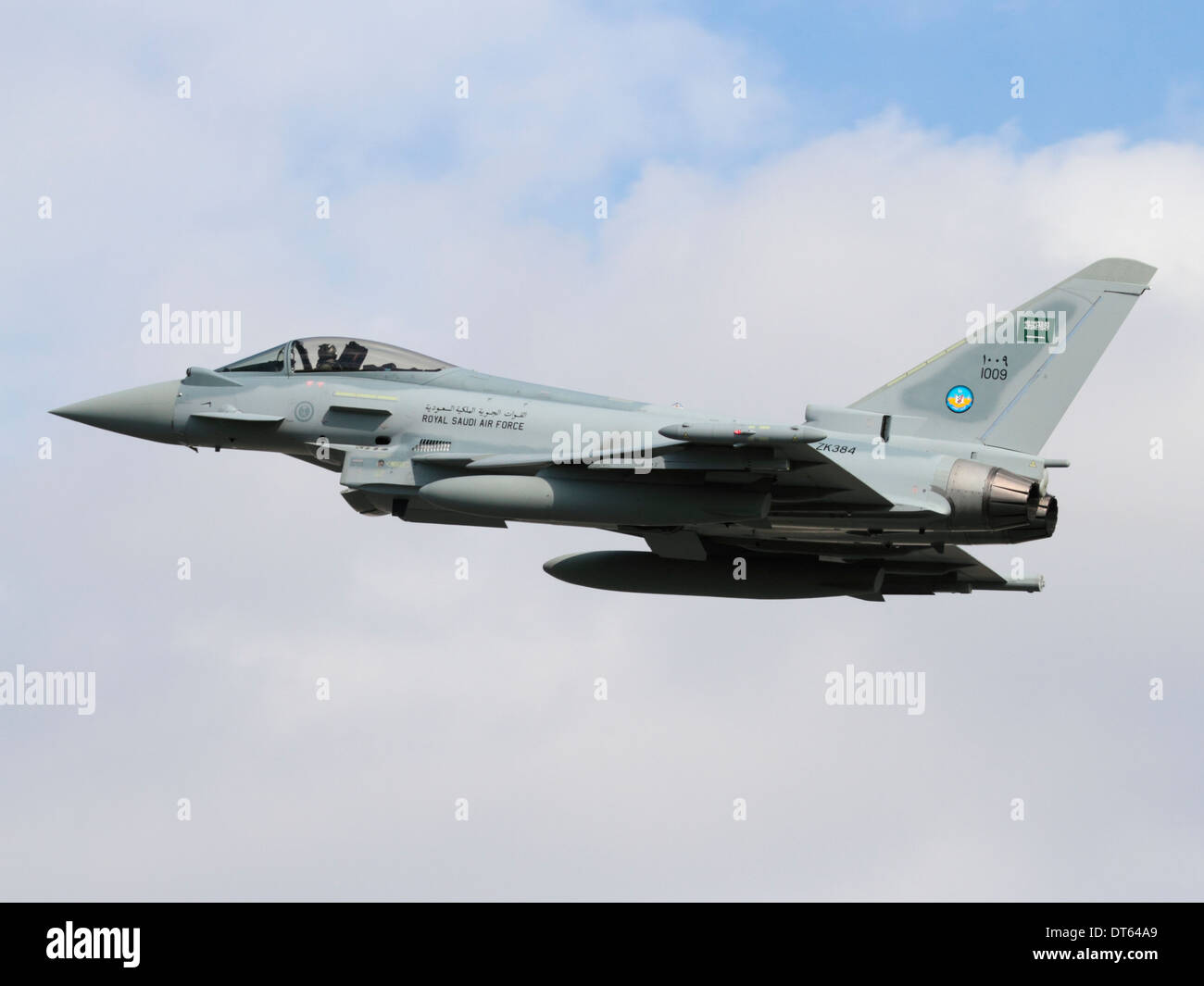 Aviones militares. Eurofighter EF-2000 avión de combate Typhoon de la Real Fuerza Aérea Saudita que vuela en despegue Foto de stock