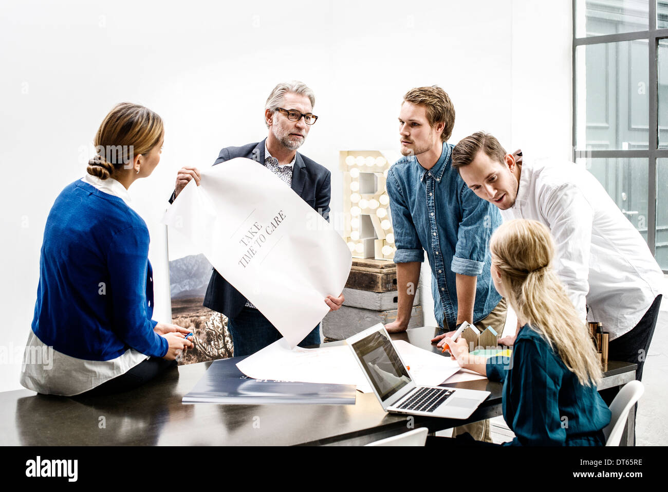La gente de negocios en la reunión en la oficina Foto de stock
