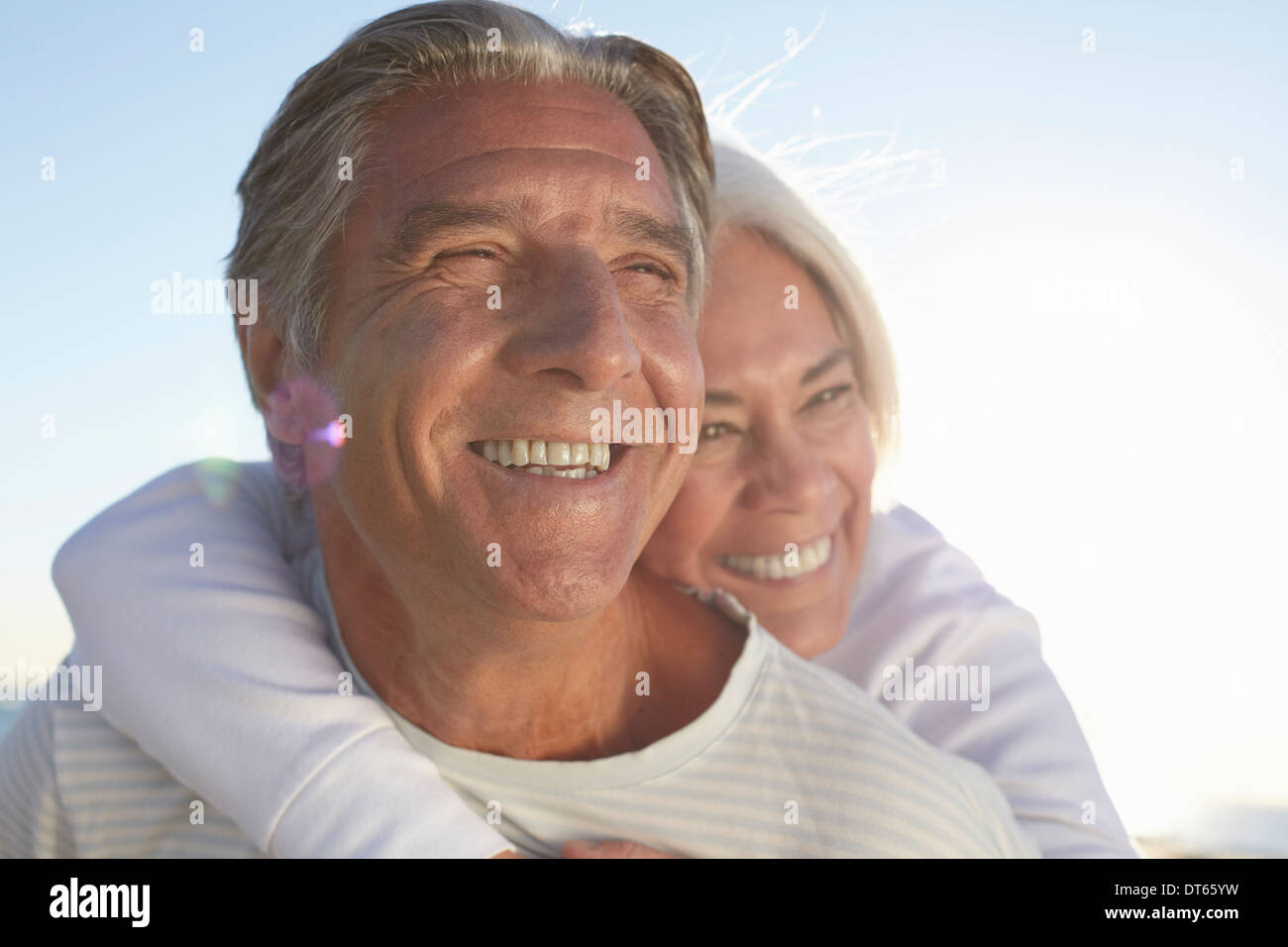 Retrato de pareja feliz al aire libre Foto de stock