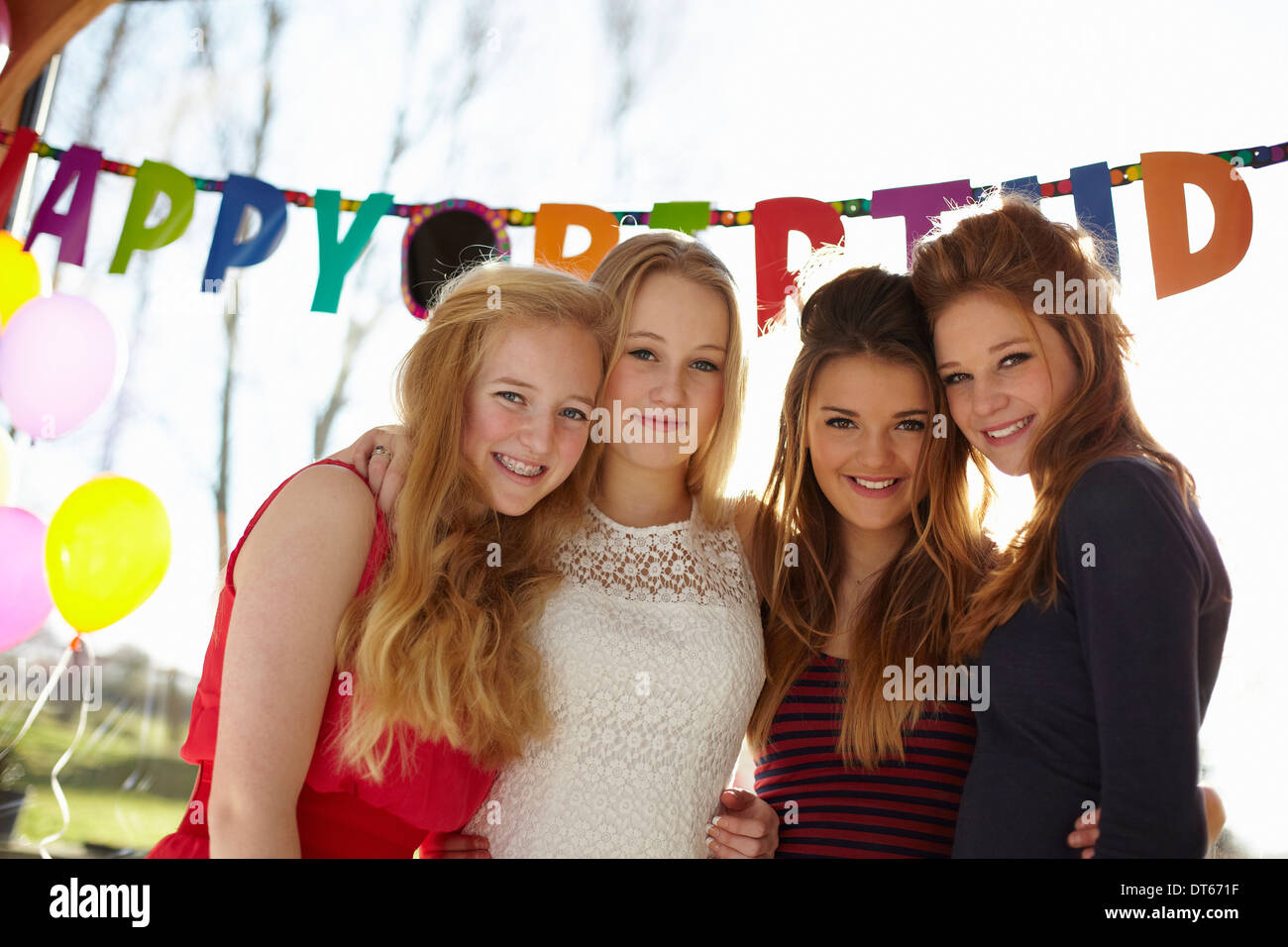 Fiesta de cumpleaños y cuatro adolescentes Foto de stock