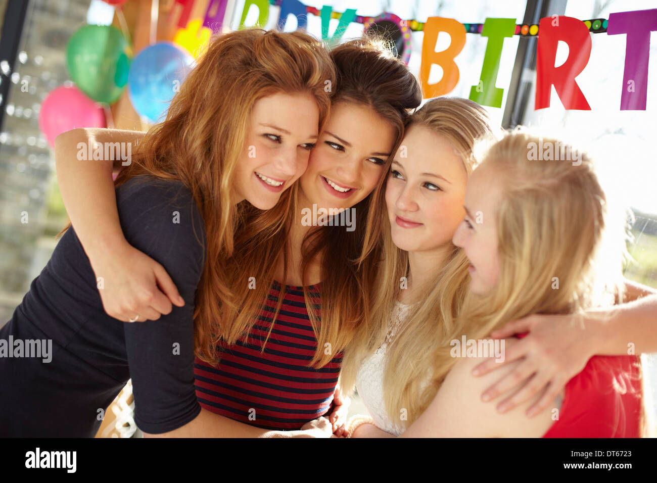 Cuatro adolescentes celebrando en la fiesta de cumpleaños Foto de stock