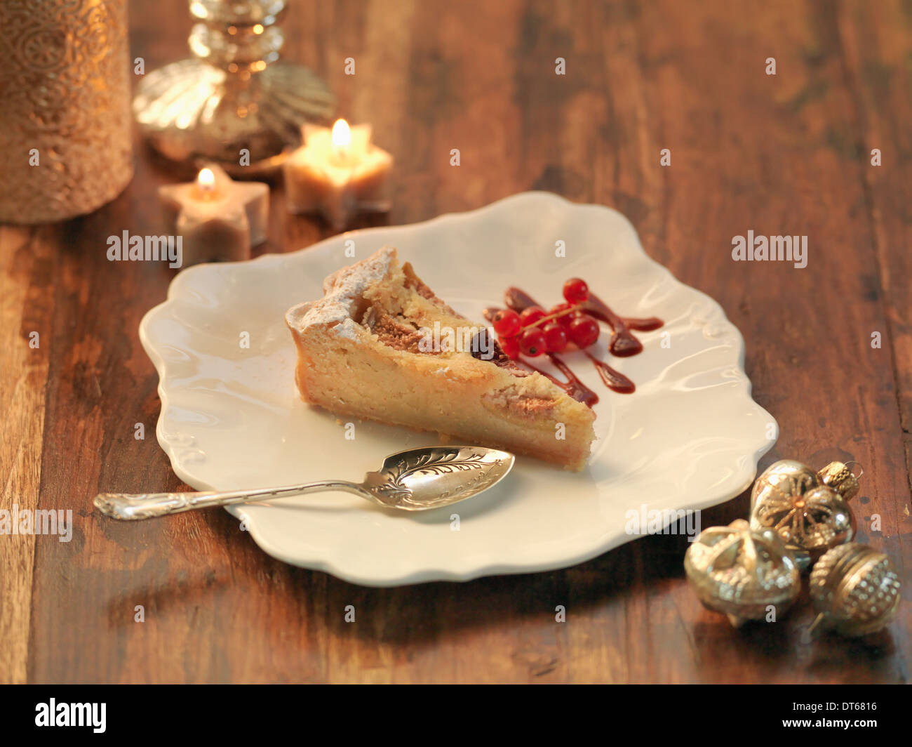 Fig y amaretto tarta frangipane en medio de decoraciones festivas Foto de stock