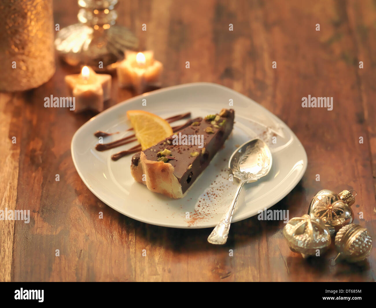 Pistacho y chocolate torte entre decoraciones festivas Foto de stock