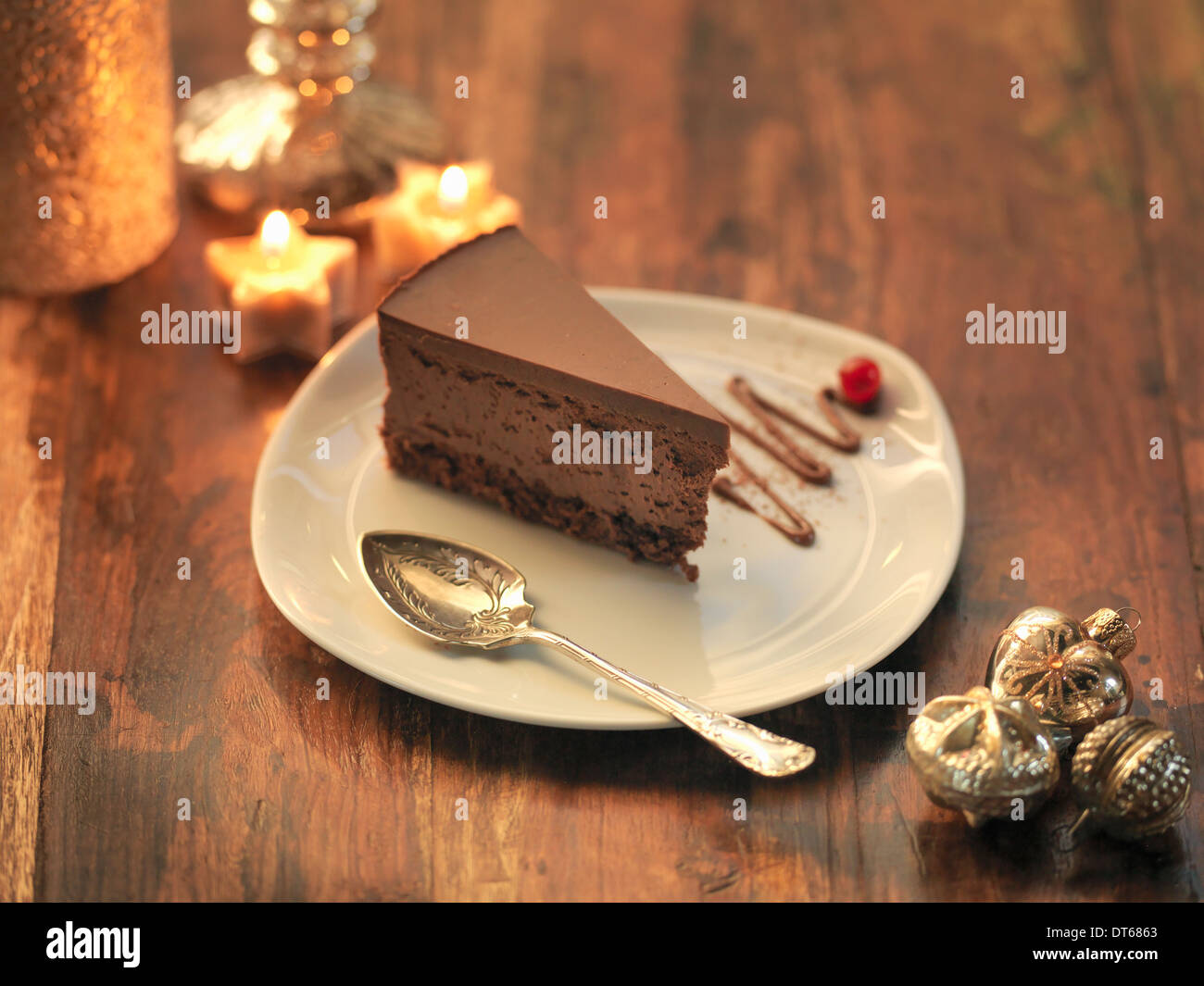 Chocolate y castaña torte entre decoraciones festivas Foto de stock