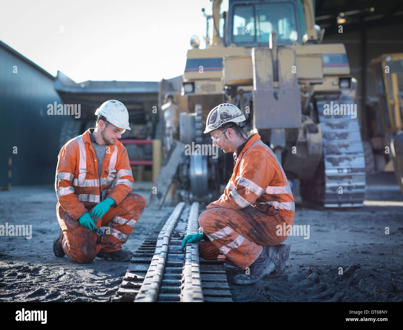 Ingeniero Aprendiz y trabajos con maquinaria en la mina de carbón superficial Foto de stock