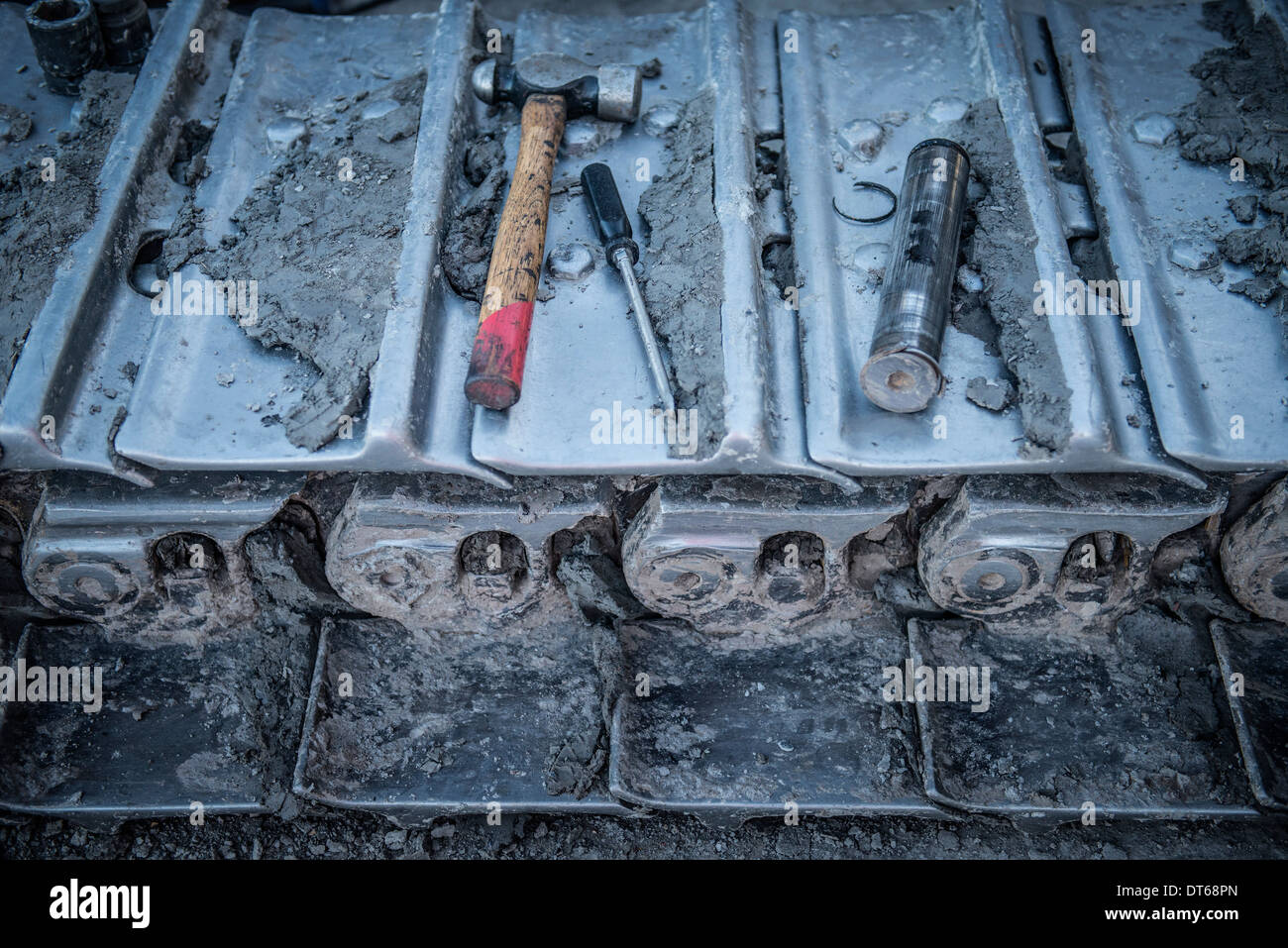 Las reparaciones que se realizan para bulldozer de orugas en mina de carbón superficial, cerrar Foto de stock